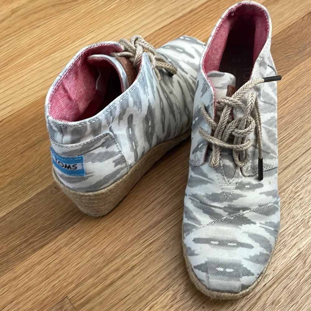 TOMS wedges